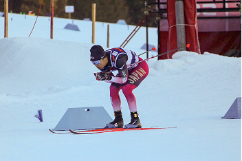 クロスカントリースキーの笠原将選手が競技中の写真